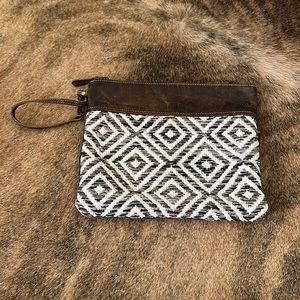 Myra Sin Qua crossbody  with a removable  strap